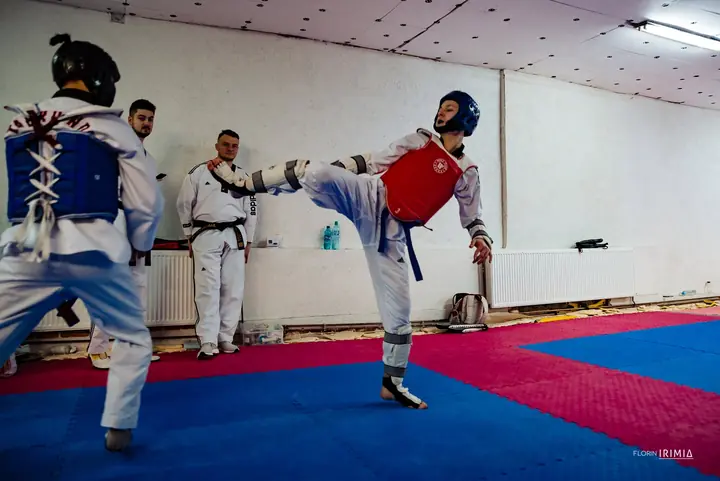 Lovitură la cap la antrenament, cu protecții