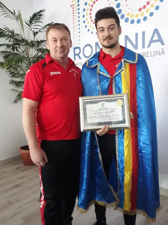 Máthé Sándor și Máthé Norbert, cu diploma lui Norbert