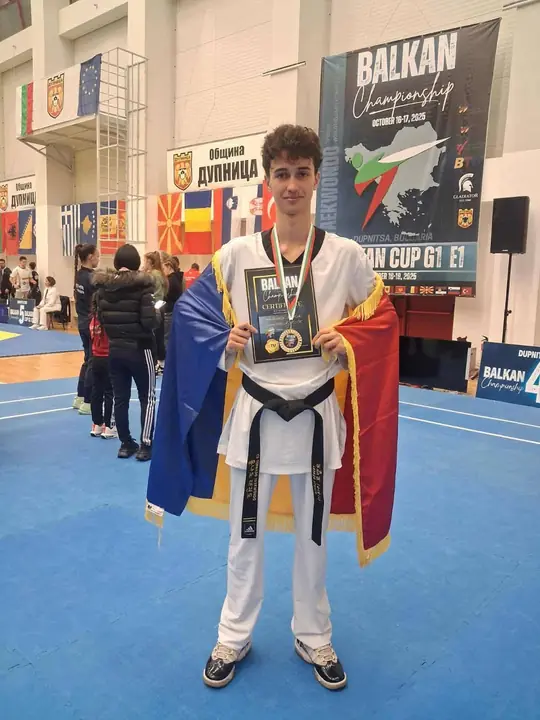 Sportivul nostru cu medalia de aur la Balkan Cup G1, înfășurat în tricolor